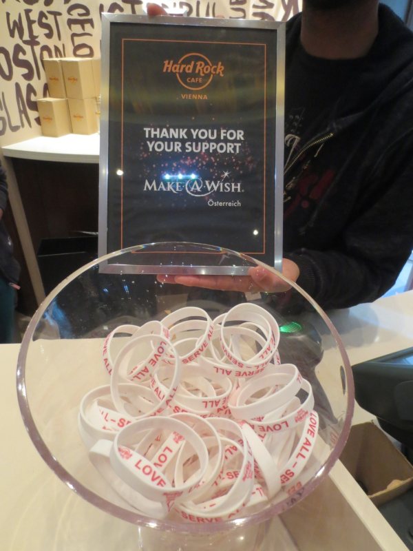 Hard Rock Cafe Vienna unterstützt Make-A-Wish im November 2014