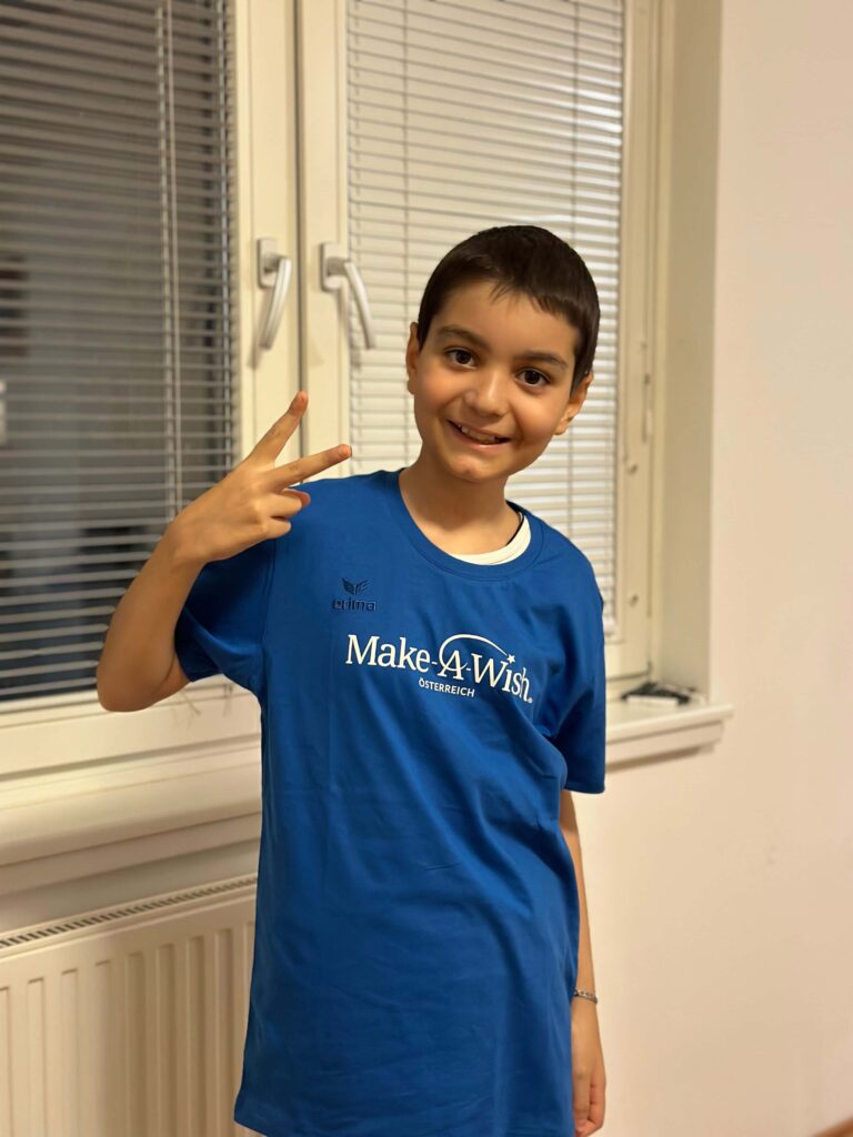 make-a-wish-oesterreich_erfuellte-wuensche_Nikoloz01 Nikoloz lächelt glücklich in die Kamera