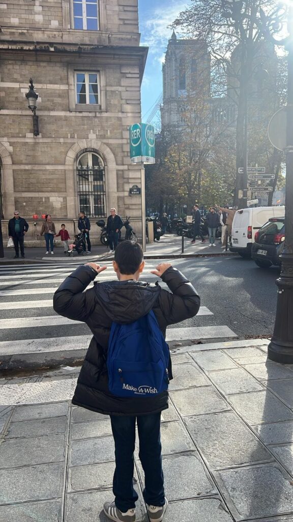 make-a-wish-oesterreich_erfuellte-wuensche_Nikoloz07 Nikoloz in Paris mit seinem Make-A-Wish Rucksack