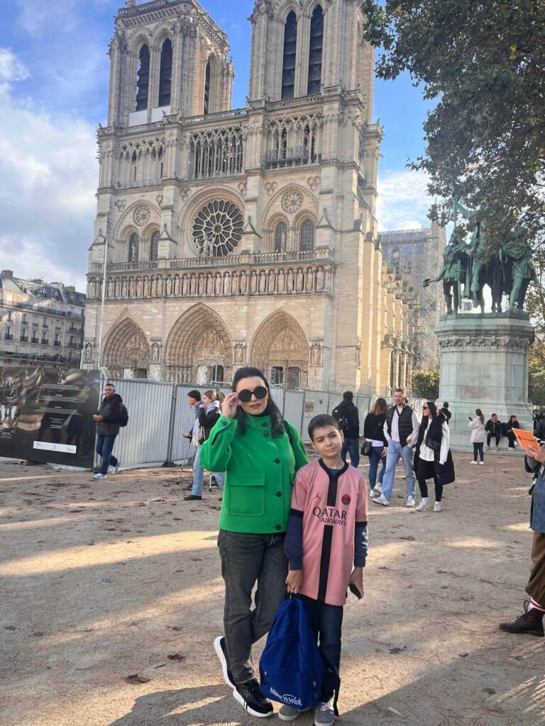 make-a-wish-oesterreich_erfuellte-wuensche_Nikoloz08 Nikoloz mit seiner Mutter in Paris