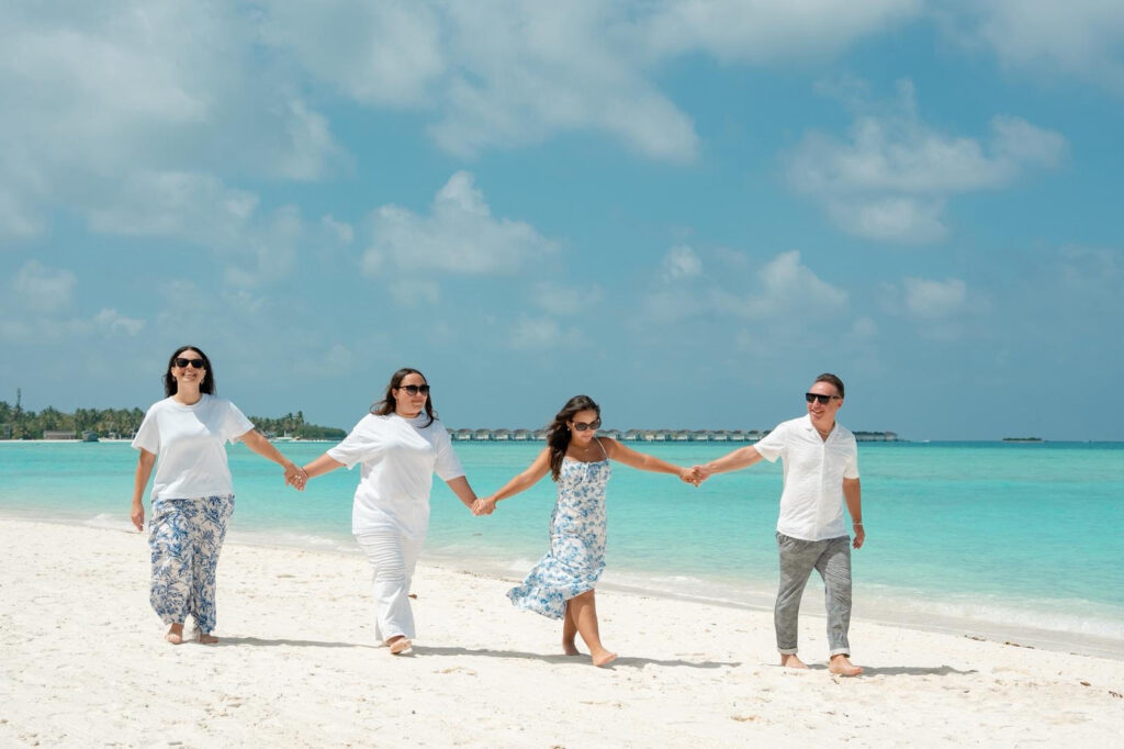 make-a-wish-oesterreich_erfuellte-herzenswuensche_alina_malediven_01 alina mit ihrer familie am strand