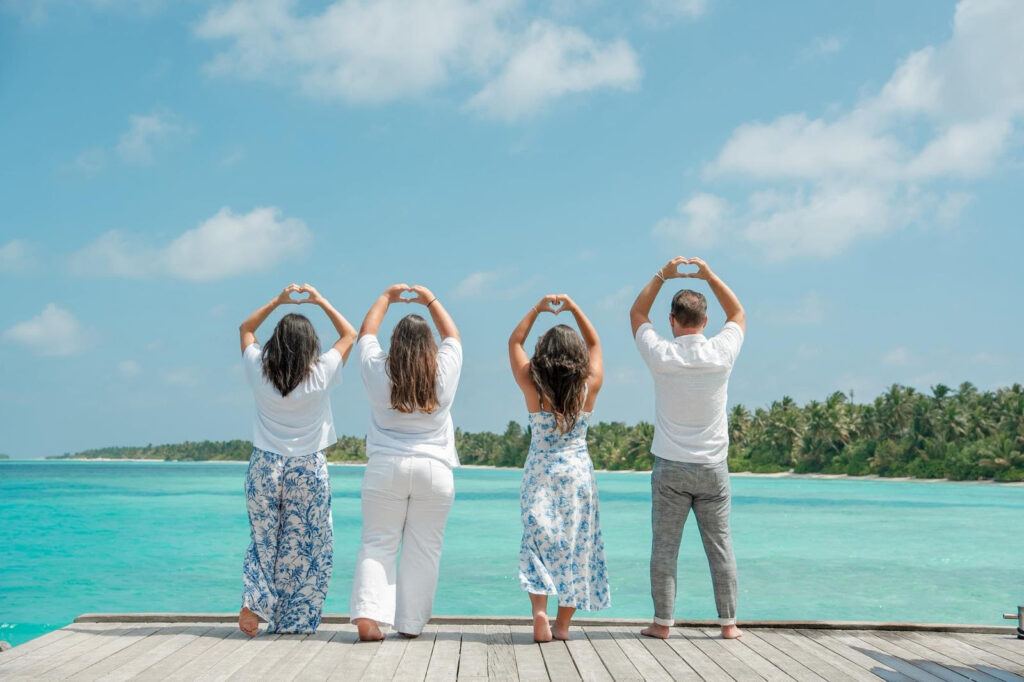 alina mit ihrer familie am strand