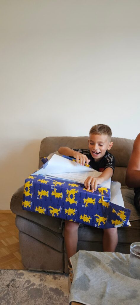 aris beim auspacken des playstations