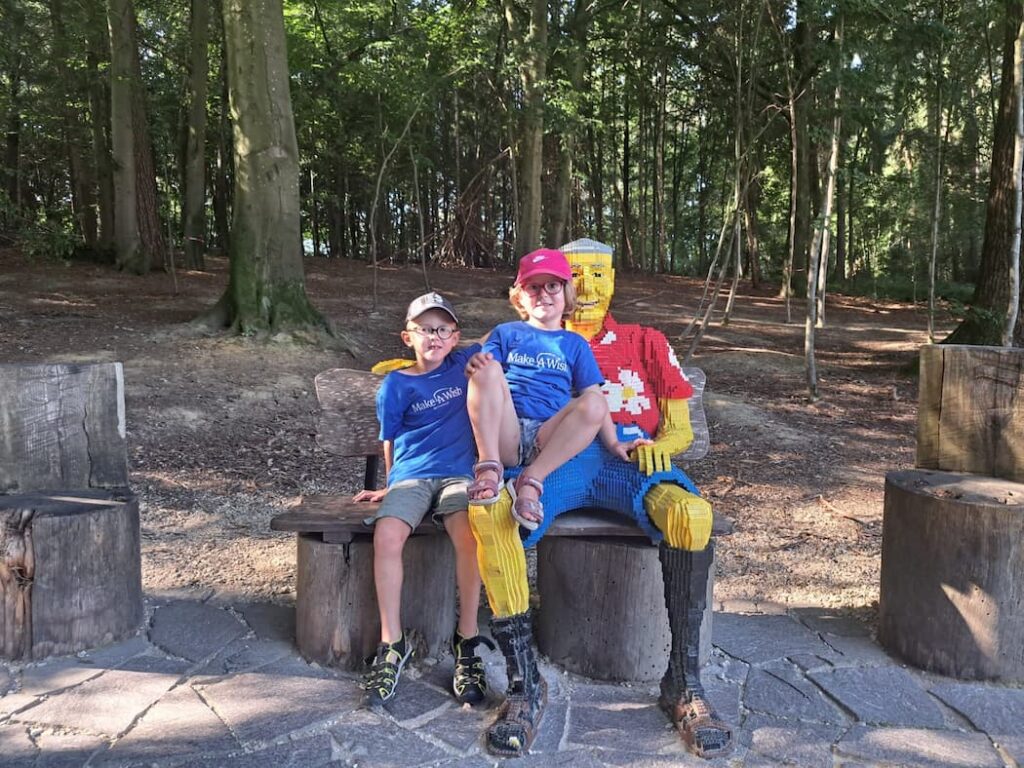 make-a-wish-oesterreich_erfuellte-herzenswuensche_leonhard_legoland_02 leonhard mit seiner familie im legoland
