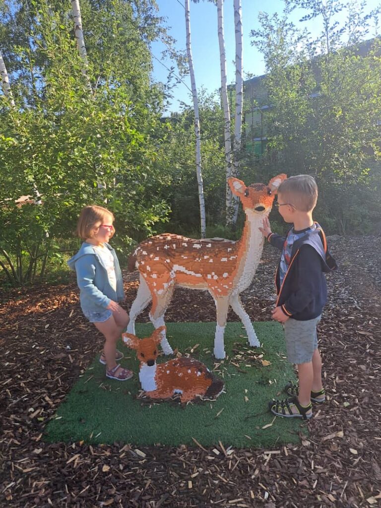 make-a-wish-oesterreich_erfuellte-herzenswuensche_leonhard_legoland_03 leonhard mit seiner familie im legoland