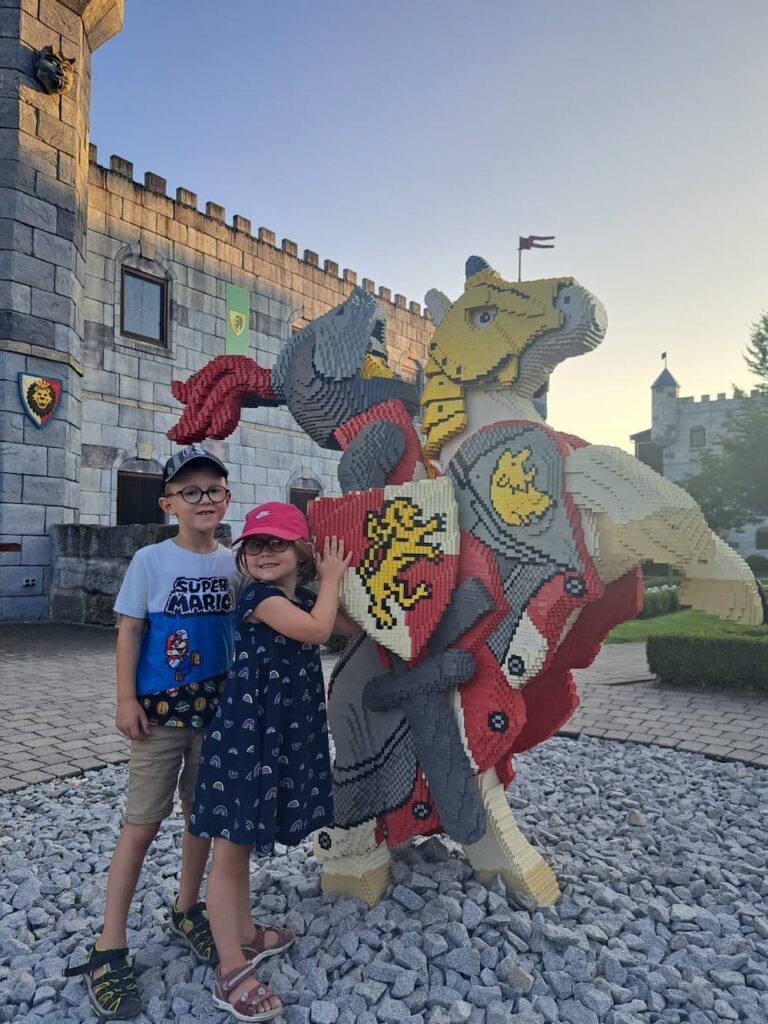 make-a-wish-oesterreich_erfuellte-herzenswuensche_leonhard_legoland_04 leonhard mit seiner familie im legoland