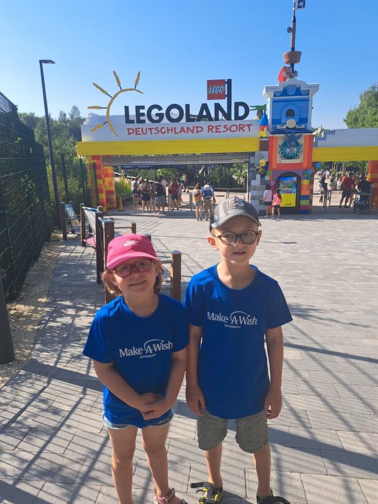 make-a-wish-oesterreich_erfuellte-herzenswuensche_leonhard_legoland_06 leonhard mit seiner familie im legoland