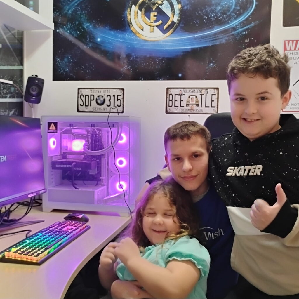 erwin mit seinen geschwistern vor dem gaming pc