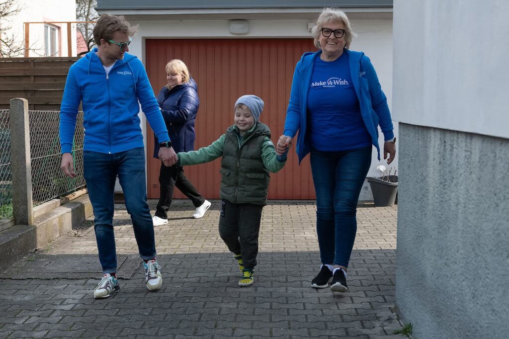 make-a-wish-oesterreich_erfuellte-herzenswuensche_elias_TandemFahrrad _06 Elias mit seiner Familie