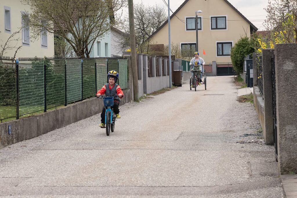 Elias beim Fahrradfahren