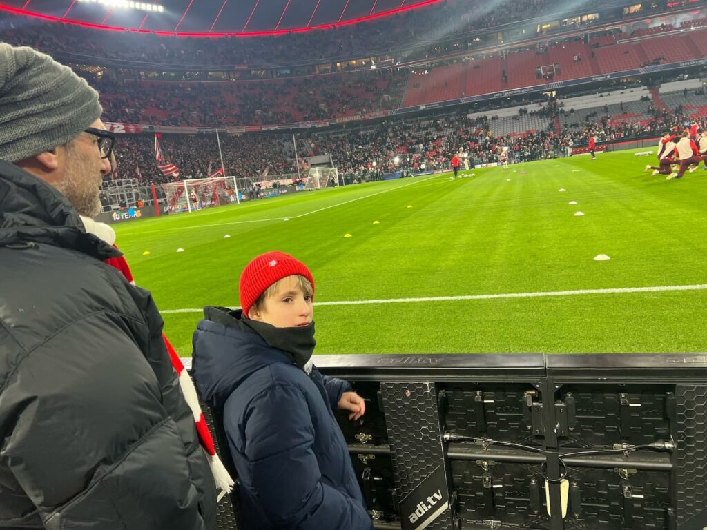 make-a-wish-oesterreich_erfuellte-herzenswuensche_florian_fcbayernmünchen_01 Florian beim FC Bayern München Spiel