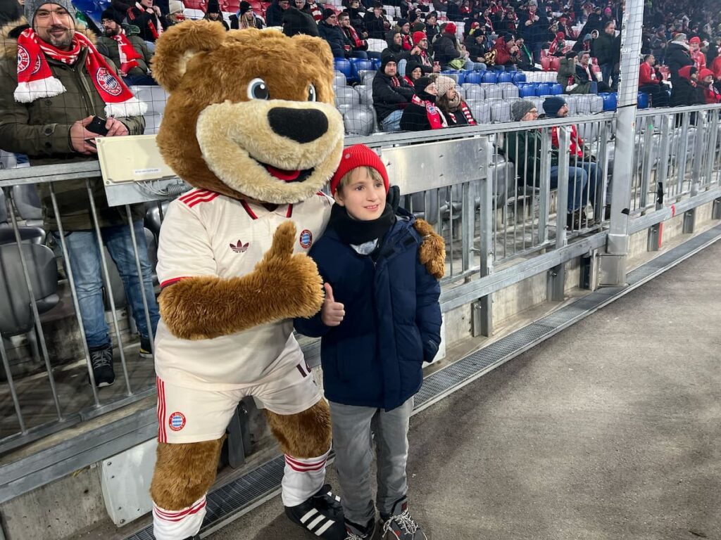 make-a-wish-oesterreich_erfuellte-herzenswuensche_florian_fcbayernmünchen_03 Florian beim FC Bayern München Spiel