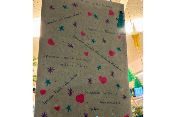 make-a-wish-oesterreich_wunschsternprojekt_2026_05 Ein Brief, gestaltet von einem Kind mit Weihnachtsmotiven und 3 Sätzen, warum Spenden wichtig sind.