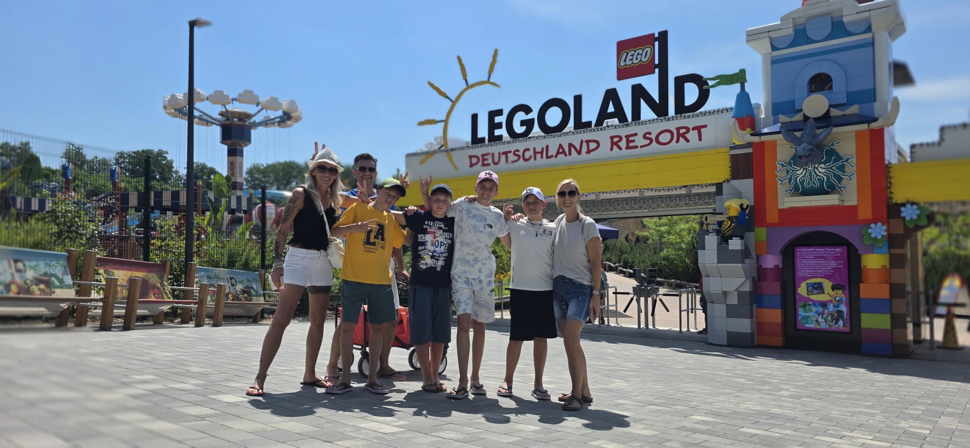 Fabian mit Familie und Begleitpersonen am Eingang des LEGOLAND Feriendorfs.
