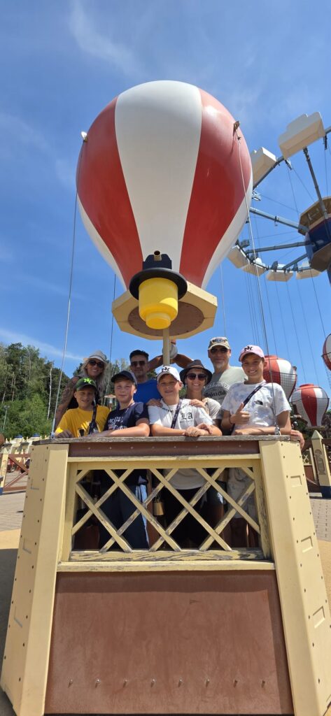 make-a-wish-oesterreich_erfuellte-wuensche_Fabian (11) Fabian und Familie vor einem Lego-Heißluftballon-Fahrgeschäft.