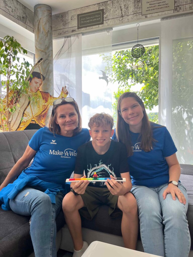make-a-wish-oesterreich_erfuellte-wuensche_Fabian (14) Fabian mit zwei Wunscherfüllerinnen von Make-A-Wish Österreich und einem LEGO-Modell.