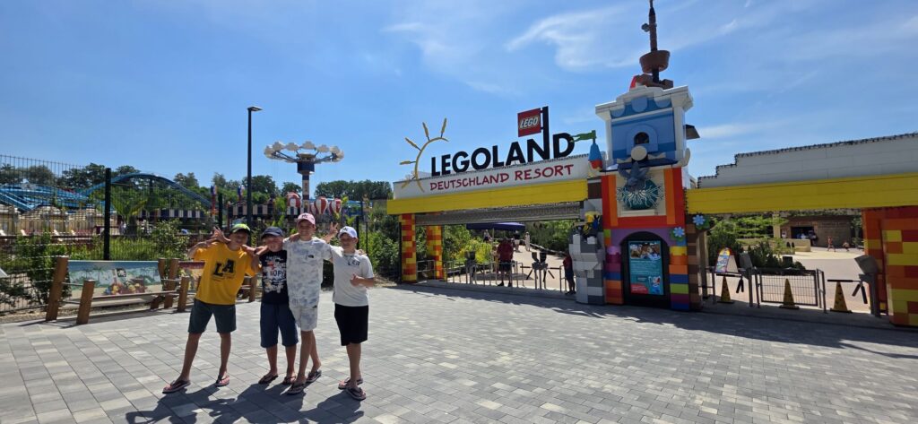 make-a-wish-oesterreich_erfuellte-wuensche_Fabian (3) Fabian, sein bester Freund und seine zwei Drillingsbrüder posieren vor dem LEGOLAND Deutschland Resort Haupteingang.