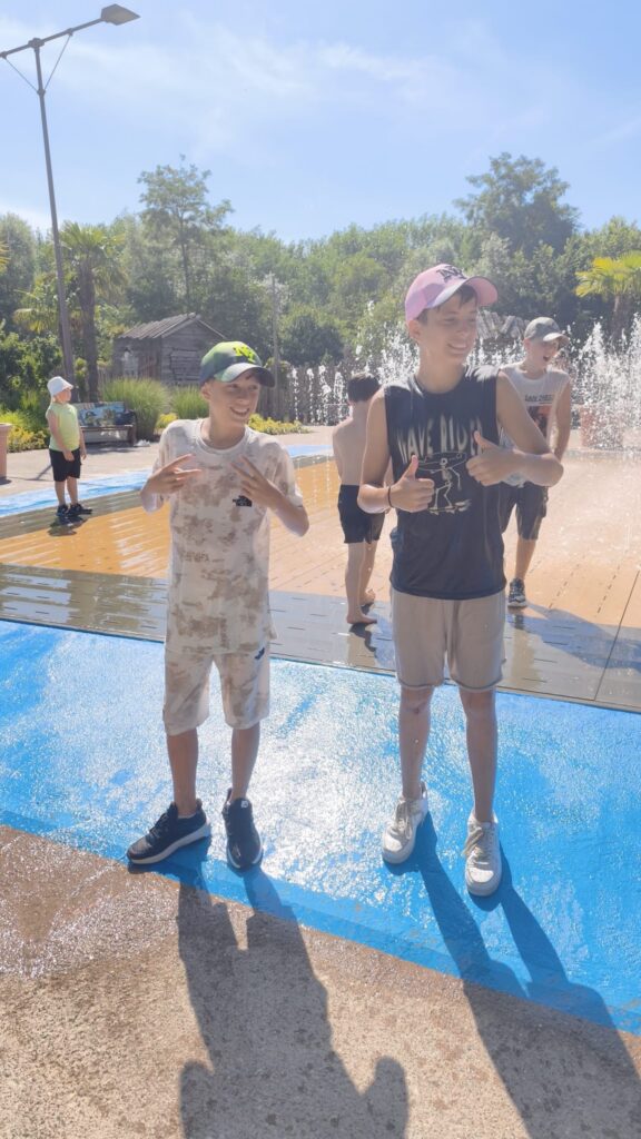 make-a-wish-oesterreich_erfuellte-wuensche_Fabian (4) Fabian und zweiter Junge genießen den Wasserspielplatz während Fabians Make-A-Wish-Wunscherfüllung.