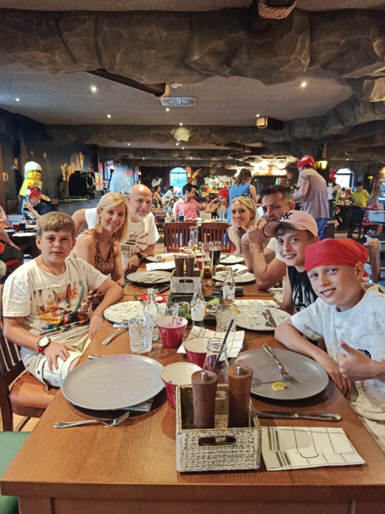 make-a-wish-oesterreich_erfuellte-wuensche_Fabian (6) Fabian, Familie und Make-A-Wish-Begleitpersonen beim gemeinsamen Essen im LEGOLAND-Restaurant.
