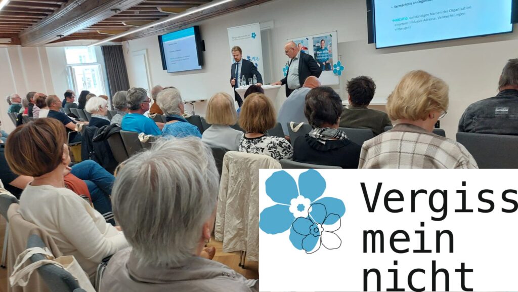 Ein Saal mit Interessent:innen, die einem Vortrag zum Thema Erbrecht lauschen.