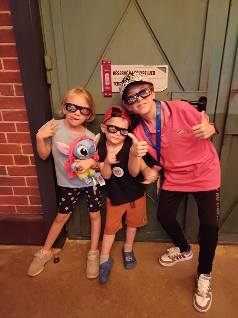 make-a-wish-oesterreich_erfuellte-herzenswuensche_lucas_disneyland_01 Lukas und Family in Disneyland Paris