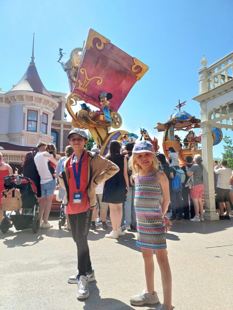 make-a-wish-oesterreich_erfuellte-herzenswuensche_lucas_disneyland_04 Lukas und Family in Disneyland Paris
