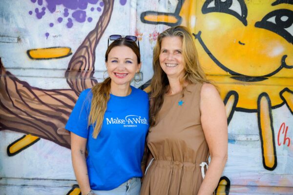 make-a-wish-oesterreich_news_simone-wagner_03 Simone Wagner mit Make-A-Wish Geschäftsführerin Birgit Fux.