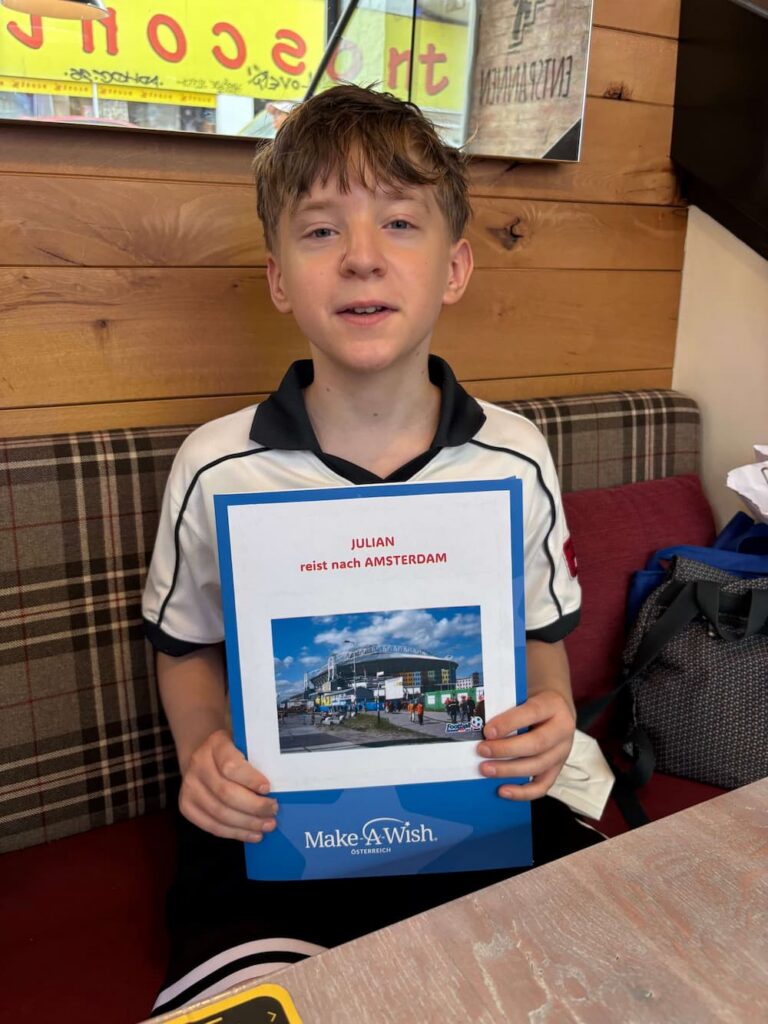 make-a-wish-oesterreich_erfuellte-herzenswuensche_julian_ajax_03 make-a-wish-oesterreich_erfuellte-herzenswuensche_julian_ajax fußballverein