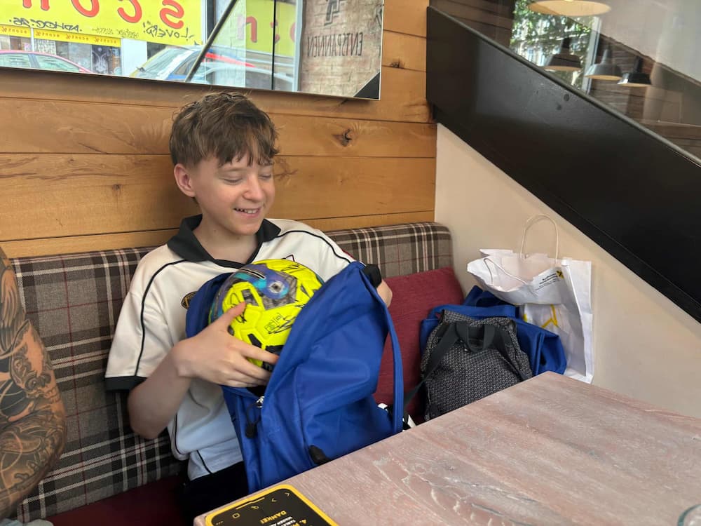 make-a-wish-oesterreich_erfuellte-herzenswuensche_julian_ajax fußballverein