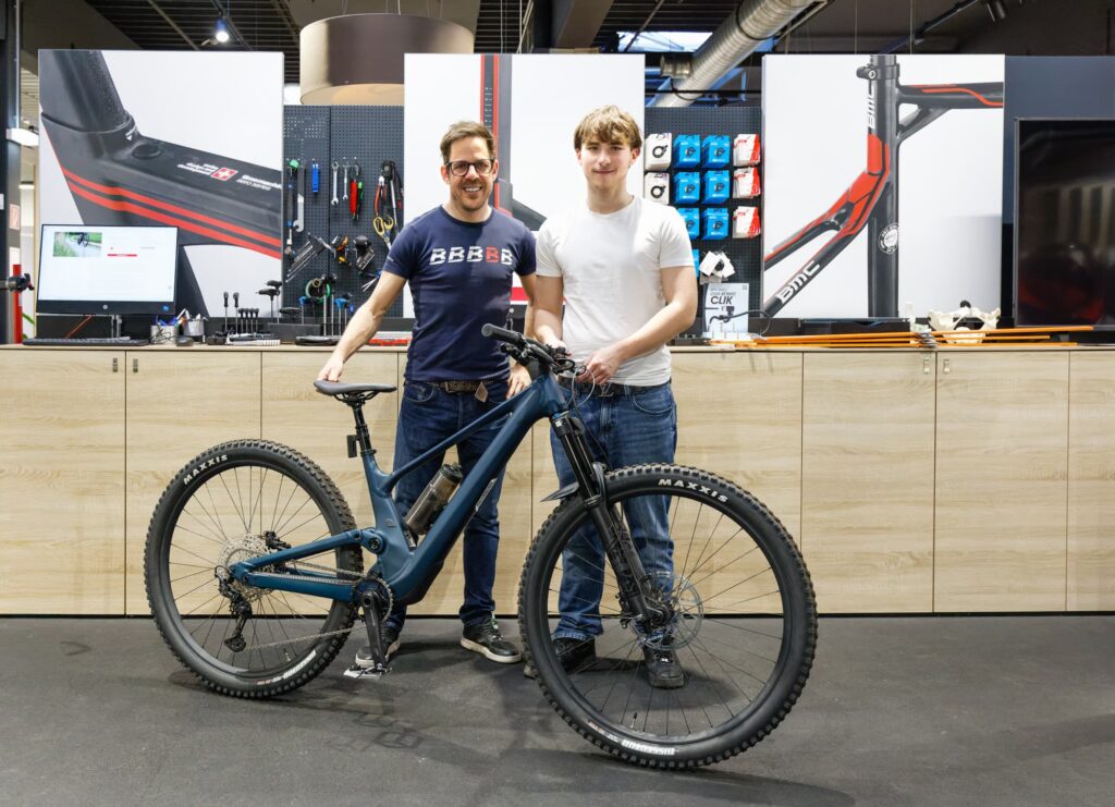 make-a-wish-oesterreich_erfuellte-wuensche_Daniel (2) Spender Bernhard Kohl und Wunschkind Daniel mit dem dunkelblauen, vollgefederten Mountainbike