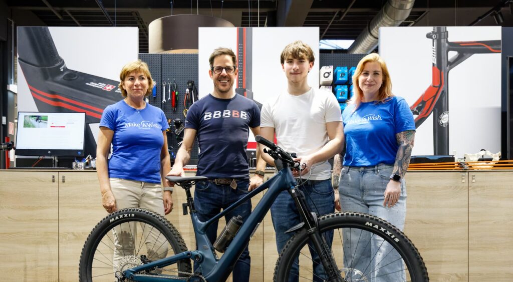 make-a-wish-oesterreich_erfuellte-wuensche_Daniel (4) Wunscherfüllerinnen Ursula und Clarissa mit Spender Bernhard Kohl, Wunschkind Daniel und Mountainbike