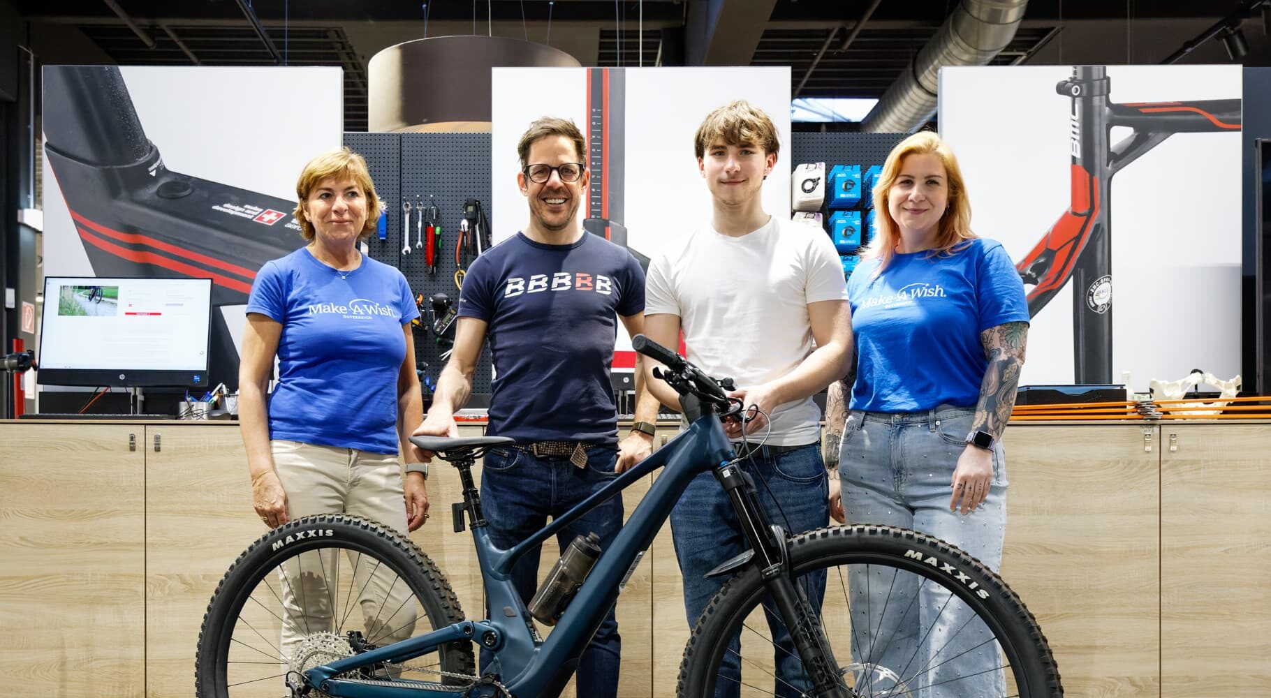 Wunscherfüllerinnen Ursula und Clarissa mit Spender Bernhard Kohl, Wunschkind Daniel und Mountainbike